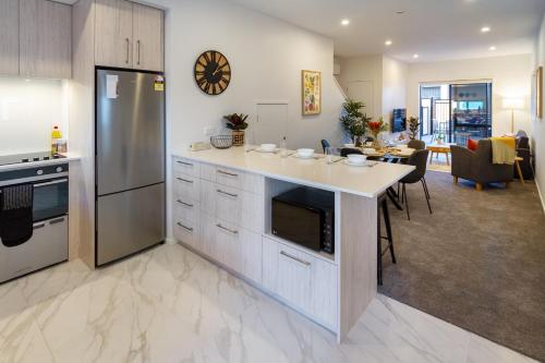 クライストチャーチにあるTuam Street delight 4 bed 4 bath with Carparkの大きな島の真ん中にあるキッチン