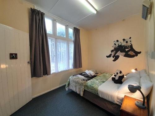 Una cama o camas en una habitación de Noah's Ark Backpackers