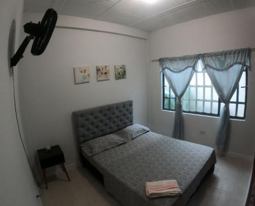 a bedroom with a bed and a window at Olímpico, Apartamento Familiar. in Villavicencio