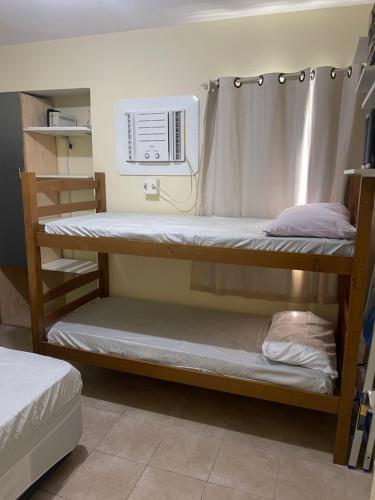 Un par de literas en una habitación en BrunoApartamentos Recife - Derby Boa Vista - Apt 206, en Recife