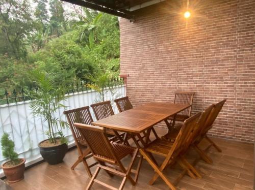 Balkón nebo terasa v ubytování Villa Alleira Bandung - Mountain View, Gym, BBQ dengan Firepit, Wifi