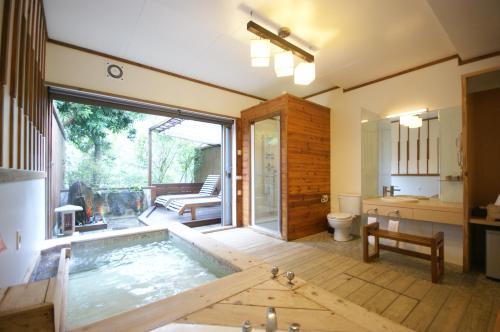 een badkamer met een zwembad in het midden van een kamer bij Grand Orchid Resort Villa in Liugui