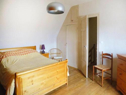 une chambre avec un lit, une table et des chaises dans l'établissement Stone House Pleumeur-Bodou near Pink Beaches, à Pleumeur-Bodou