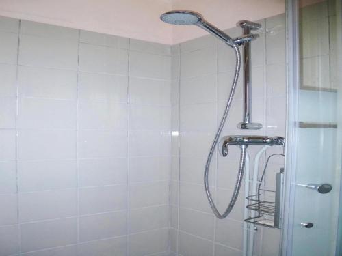 une douche avec pommeau de douche dans une salle de bain dans l'établissement Stone House Pleumeur-Bodou near Pink Beaches, à Pleumeur-Bodou