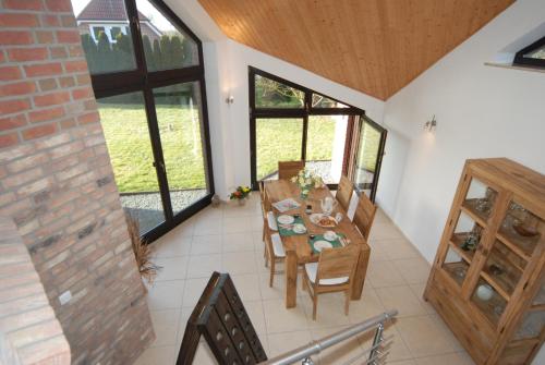 海利根港Ferienwohnung Strandperle的餐厅里有一张桌子和几把椅子