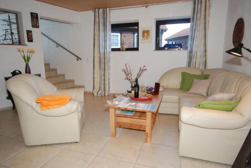 海利根港Ferienwohnung Strandperle的有两张沙发和一张咖啡桌的客厅