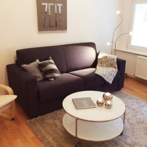 a living room with a couch and a table at Kunst&Handwerk in Eckernförde