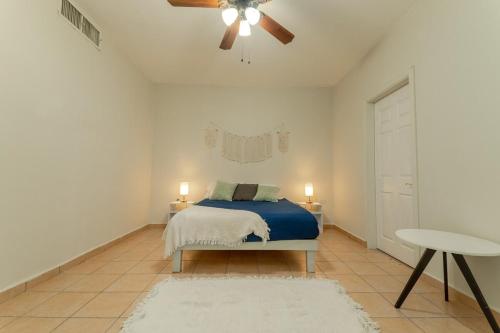 a bedroom with a bed and a ceiling fan at Comfortable and family house Eva Pet friendly in Chihuahua