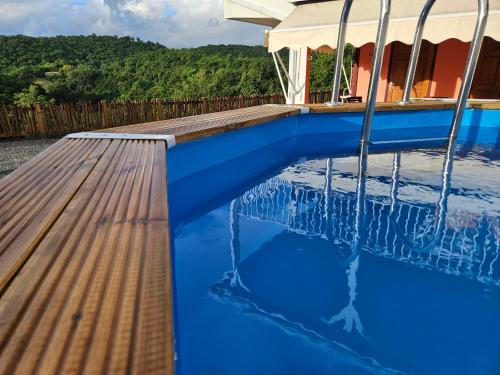 Bazén v ubytování Les Hauts de Beline Petit-Havre nebo v jeho okolí