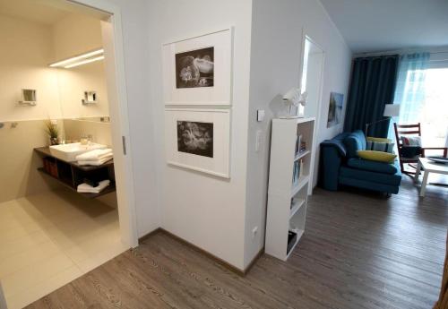 een woonkamer met een kamer met een blauwe stoel en een kamer met een spiegel bij Dock 31 in Neuhaus