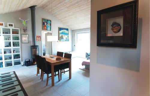 Cozy Home In Gotlands Tofta With Wifiにあるテレビまたはエンターテインメントセンター