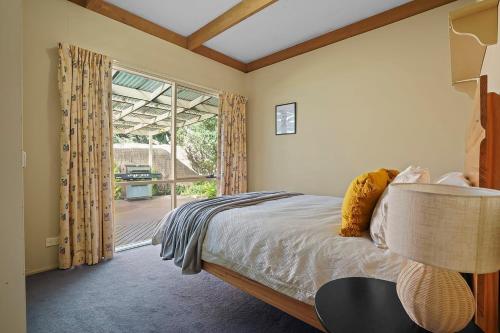 Un dormitorio con una cama y una ventana grande. en Pelicans, en Rye