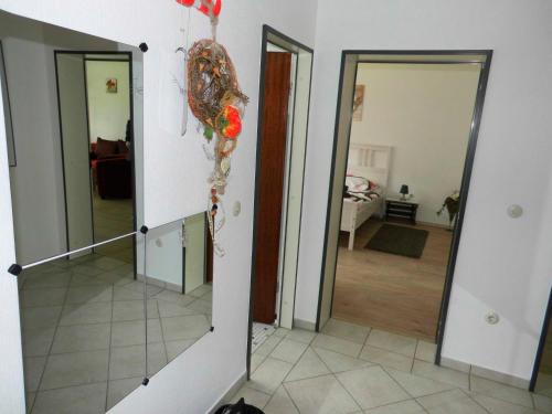 a hallway with two mirrors in a room at Maggie&#039s Goode Stuuv in Heiligenhafen