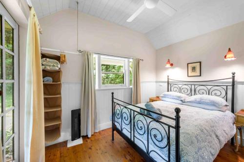 Ένα ή περισσότερα κρεβάτια σε δωμάτιο στο Red Dog Cottage