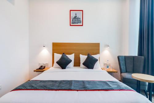 Ένα ή περισσότερα κρεβάτια σε δωμάτιο στο Super Townhouse Jashn