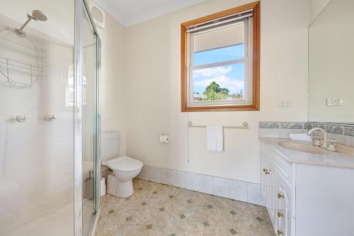 Un baño de Riverside Ave