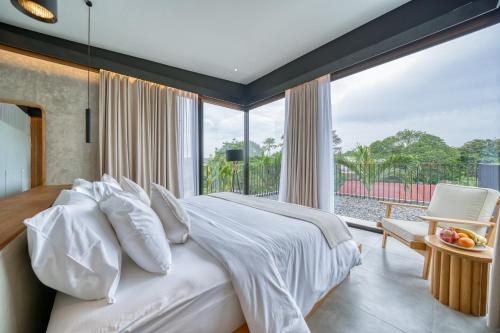 Postel nebo postele na pokoji v ubytování Luxury Industrial-Style 2BR Villa Kirma Near the Beach