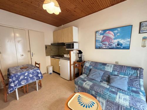 un salon avec un canapé et une cuisine dans l'établissement Studio pratique près de la plage - FR-1-197-261, à Les Sables-dʼOlonne