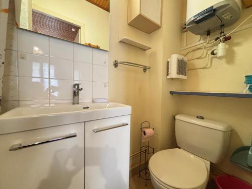 une petite salle de bain avec toilettes et lavabo dans l'établissement Studio pratique près de la plage - FR-1-197-261, à Les Sables-dʼOlonne