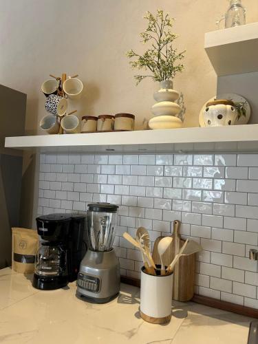 a kitchen counter with a blender on a counter top at Encanto Taxqueño in Taxco de Alarcón