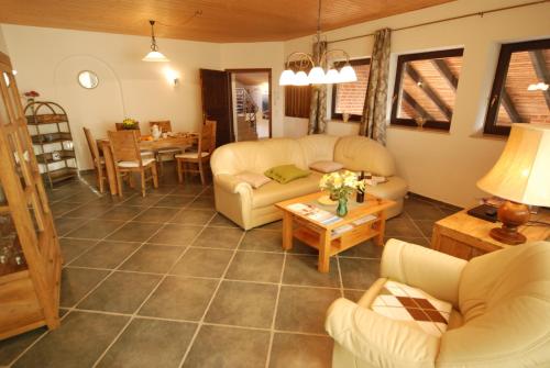 海利根港Ferienwohnung Leuchtturm的客厅里有一张沙发和一张桌子。