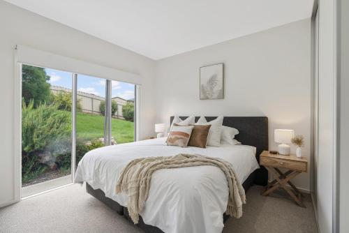 Ένα ή περισσότερα κρεβάτια σε δωμάτιο στο 19 Carnegie Luxury - Linen Included - WiFi - Walk to beach - Town Views