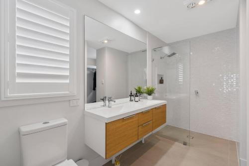 Ένα μπάνιο στο 19 Carnegie Luxury - Linen Included - WiFi - Walk to beach - Town Views