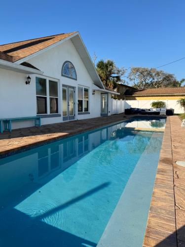 Πισίνα στο ή κοντά στο Walk to waves Beautiful 3-Bedroom with pool steps from beach