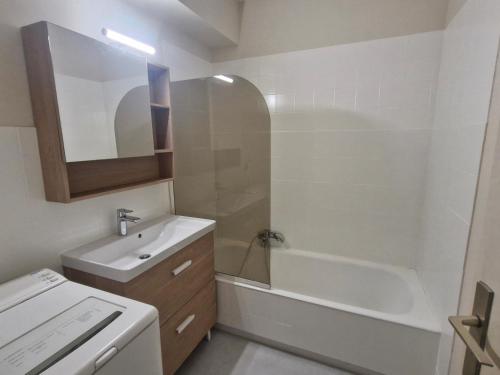 une salle de bain avec un lavabo, une baignoire et des toilettes dans l'établissement Studio climatisé, centre-ville, proche plage, parking privé - Sainte-Maxime - FR-1-780-5, à Sainte-Maxime