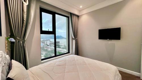 Televisyen dan/atau pusat hiburan di ALTARA Quy Nhơn - RUBY Luxury Apartment