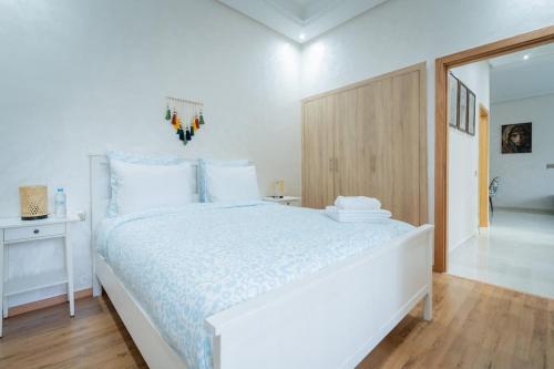 Ένα ή περισσότερα κρεβάτια σε δωμάτιο στο Appartement avec Piscine Proche Plage