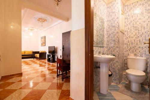 a bathroom with a toilet and a sink in a room at Appartement Cosy et Confortable in Casablanca