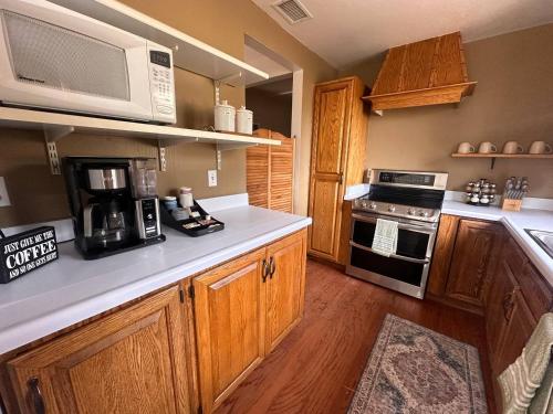 Una cocina o cocineta en Eaglenest Inn with Pool & SPA