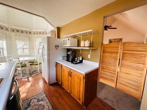 Una cocina o cocineta en Eaglenest Inn with Pool & SPA