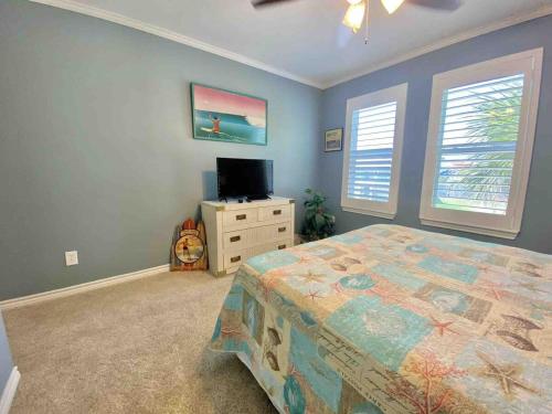 Μια τηλεόραση ή/και κέντρο ψυχαγωγίας στο Key Allegro Condo on the BAY with BOAT DOCK & POOL!