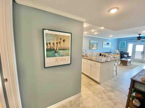 Η κουζίνα ή μικρή κουζίνα στο Key Allegro Condo on the BAY with BOAT DOCK & POOL!