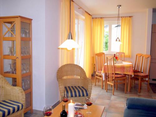 a living room with a table and a dining room at Meeresbrise 06 in Neuhaus
