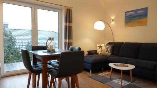 un salon avec un canapé et une table dans l'établissement "GESTRANDET" in der Villa Katharina-, à Dierhagen