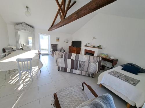 un salon avec une table et des chaises dans l'établissement Maison confortable en centre-ville avec jardin, Saint-Jean-de-Monts - FR-1-323-563, à Saint-Jean-de-Monts