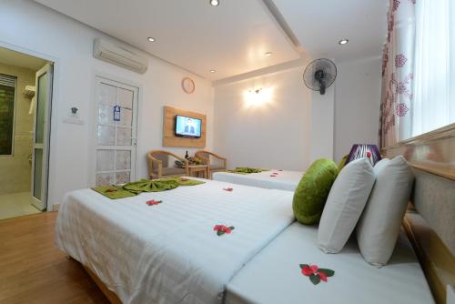 Un pat sau paturi într-o cameră la Blue Hanoi Inn Center Hotel