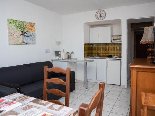 un salon avec un canapé et une cuisine dans l'établissement Studio au Lavandou, à 20m de la plage avec parking - FR-1-803-78, au Lavandou