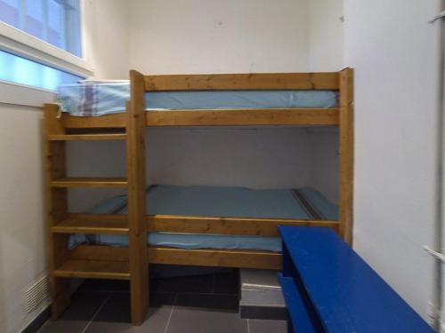 quelques lits superposés dans une chambre dans l'établissement Studio cabine au Lavandou, jardin privé, plage accessible - FR-1-803-83, au Lavandou