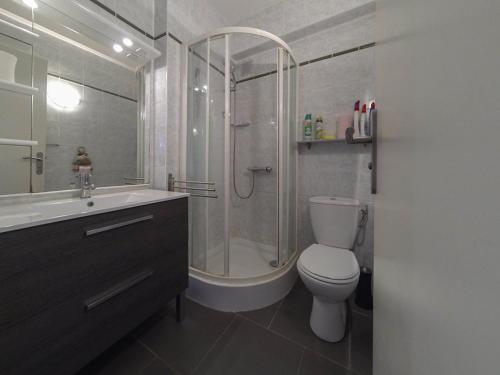 une salle de bain avec une douche, des toilettes et un lavabo dans l'établissement Studio cabine au Lavandou, jardin privé, plage accessible - FR-1-803-83, au Lavandou