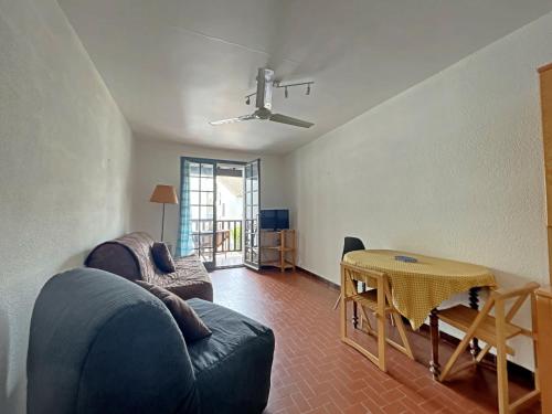 un salon avec un canapé et une table dans l'établissement Studio 2-3 pers au cœur de Saintes-Maries-de-la-Mer - FR-1-475-160, à Saintes-Maries-de-la-Mer