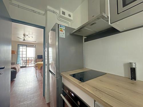 une cuisine avec un évier et un plan de travail dans l'établissement Studio 2-3 pers au cœur de Saintes-Maries-de-la-Mer - FR-1-475-160, à Saintes-Maries-de-la-Mer