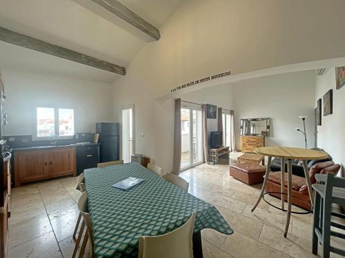 un salon avec une table et une salle à manger dans l'établissement Maison pour 5 pers avec terrasse à Saintes-Maries-de-la-Mer - FR-1-475-163, à Saintes-Maries-de-la-Mer