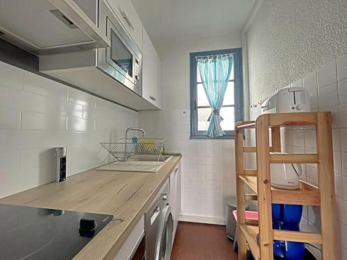 une cuisine avec un évier et un plan de travail dans l'établissement Studio 2-3 pers au cœur de Saintes-Maries-de-la-Mer - FR-1-475-160, à Saintes-Maries-de-la-Mer