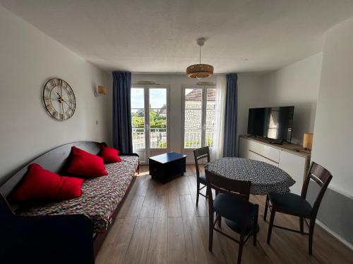 un salon avec un canapé et une table dans l'établissement Charmant T2 avec WIFI à 200m des Thermes - FR-1-541-170, à La Roche-Posay