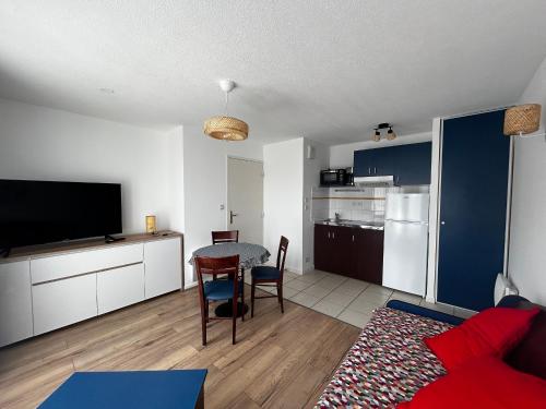 Il comprend un salon avec une cuisine et une table à manger. dans l'établissement Charmant T2 avec WIFI à 200m des Thermes - FR-1-541-170, à La Roche-Posay