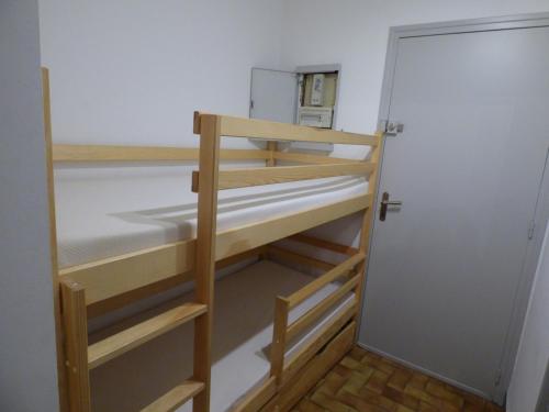 un placard avec des étagères en bois et une porte dans l'établissement Studio climatisé avec parking à 800 m de la mer - FR-1-475-164, à Saintes-Maries-de-la-Mer